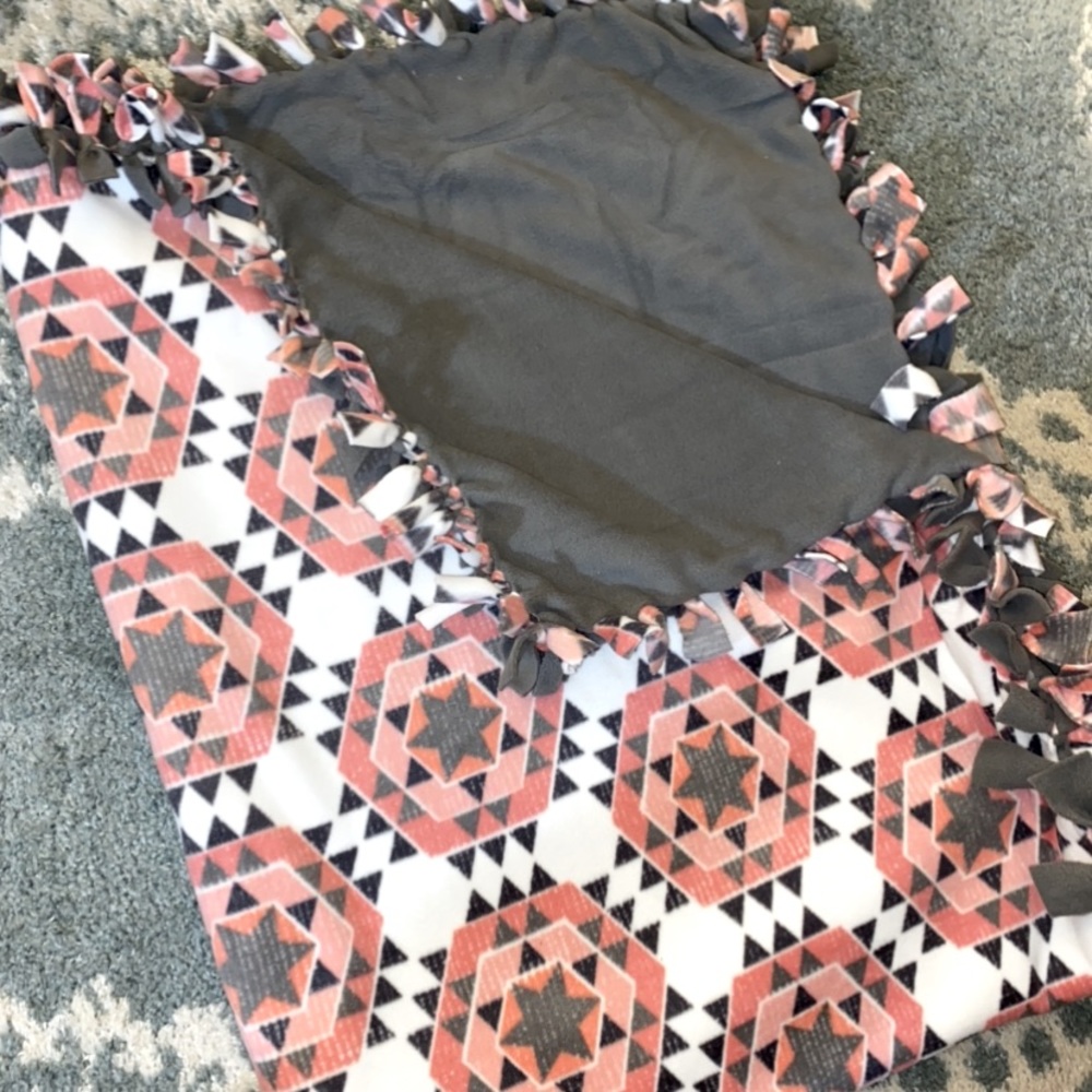 BABY BLANKET (1 YARD); HOMEMADE NO SEW FLEECE BLANKET
